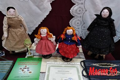 A kiállított rongybabák