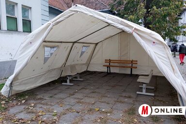 Sátor a vizsgálatra váróknak (Kecskés István felvétele)