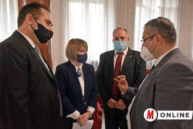 Rövid egyeztetés az ülés kezdete előtt (Fotó: Ótos András)