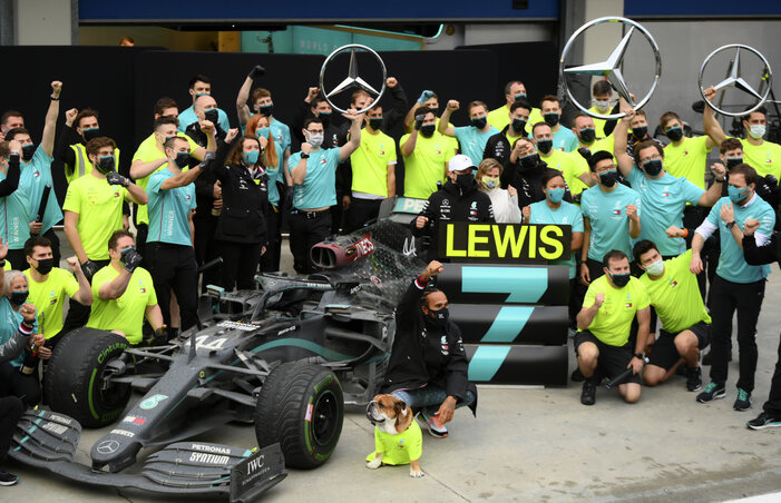 A Mercedes csapata Lewis Hamilton hetedik világbajnoki titulusát ünnepli (Fotó: Beta/AP)