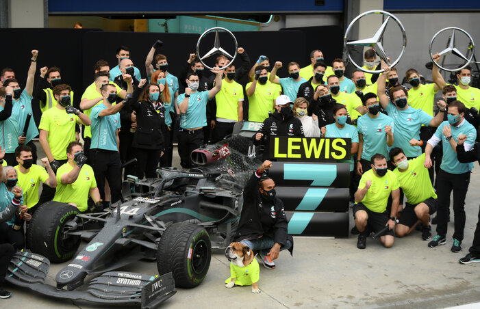 A Mercedes csapata Lewis Hamilton hetedik világbajnoki titulusát ünnepli (Fotó: Beta/AP) A Mercedes csapata Lewis Hamilton hetedik világbajnoki titulusát ünnepli (Fotó: Beta/AP)