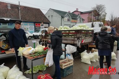 Kissék friss termékeiért sokszor sorban állnak az emberek a temerini piacon (Tóth D. Lívia felvétele)