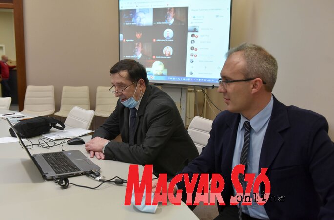 Szalma József akadémikus és prof. dr. Dudás Attila a Koronavírus-járvány és társadalmi hatásai elnevezésű tudományos online tanácskozáson (Ótos András felvétele)