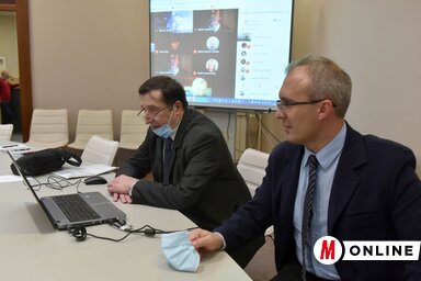 Szalma József akadémikus és prof. dr. Dudás Attila a Koronavírus-járvány és társadalmi hatásai elnevezésű tudományos online tanácskozáson (Ótos András felvétele)