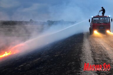 Avarégetésének indult és futótűzként terjedtek tova a lángok – akcióban a tűzoltók Bátkában (Fotó: Gergely József)