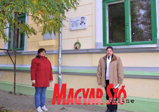 A találkozó résztvevői megkoszorúzzák a Papp Dániel emléktáblát a MÉF székházán A találkozó résztvevői megkoszorúzzák a Papp Dániel emléktáblát a MÉF székházán