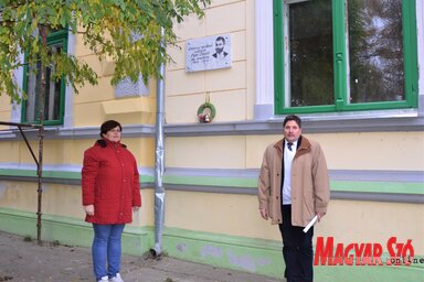 A találkozó résztvevői megkoszorúzzák a Papp Dániel emléktáblát a MÉF székházán