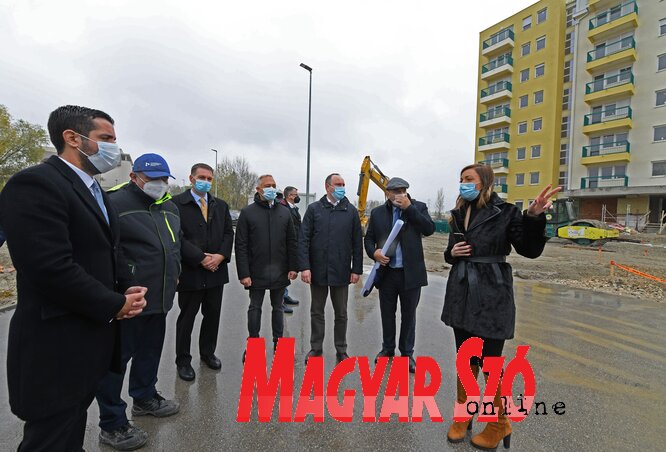 A polgármester és vendége megtekintette az épülő katonalakásokat
