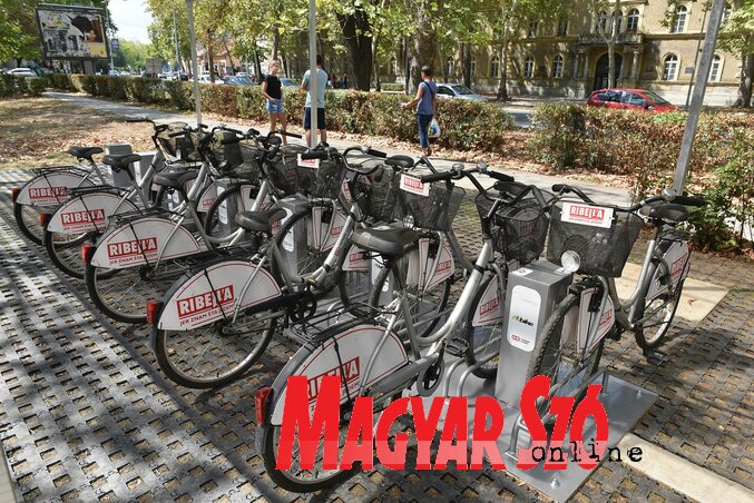 Az NS Bike kerékpárkölcsönző hálózatnak már több mint 5000 használója van, a legújabb állomás az Archibald Reiss kaszárnya közelében nyílt meg (Ótos András felvétele)