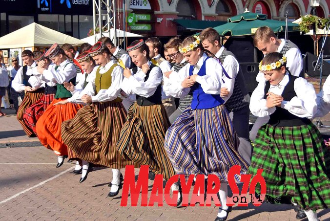 A lettországi táncosok produkciója a téren (Fotó: Gergely Árpád)