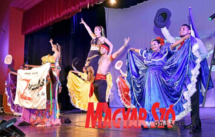 A hondurasi tánccsoport a Népkör színpadán (Fotó: Gergely Árpád)