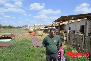 Tóth István szeretné, ha mind a négy gyereke számára megélhetést biztosítana a mezőgazdaság. A kis Ági is szívesen segít a szüleinek. (Fotó: Herceg Elizabetta)