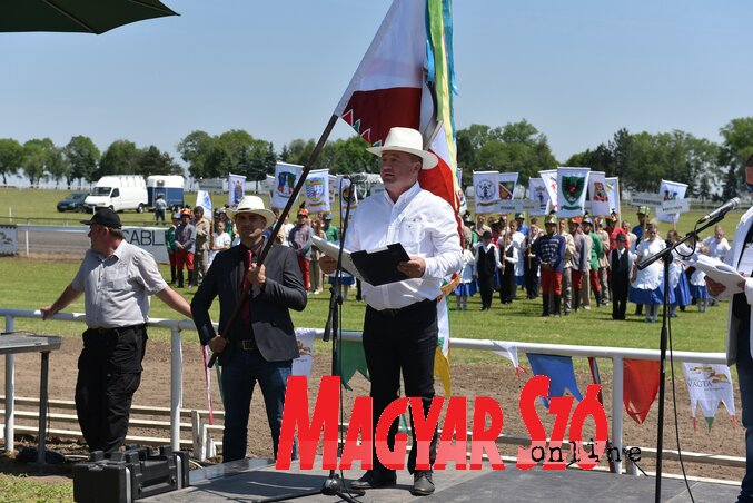 Bunford Tivadar a Háló Vajdasági Fejlesztési Alapítvány igazgatója az V. vajdasági vágta megnyitóján (Ótos András felvétele) Bunford Tivadar a Háló Vajdasági Fejlesztési Alapítvány igazgatója az V. vajdasági vágta megnyitóján (Ótos András felvétele)