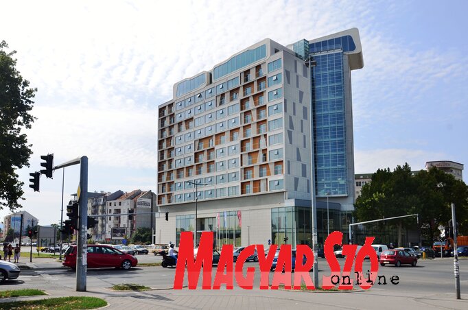 A szállodában a fényűző szobák és lakosztályok mellett fedett uszodával ellátott wellnesszóna, valamint konferenciaközpont gazdagítja a kínálatot (Fotó: Dávid Csilla)