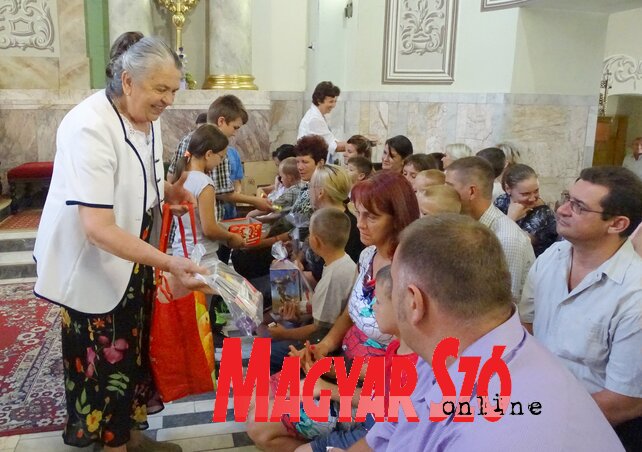 Mészáros Teréz átnyújtja a Caritas ajándékcsomagjait az elsősöknek (Góbor Béla felvétele)