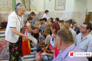 Mészáros Teréz átnyújtja a Caritas ajándékcsomagjait az elsősöknek (Góbor Béla felvétele)