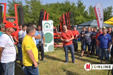 Juhász Bálint a kispiaci gépbemutatón a nyertes pályázókkal és gépforgalmazókkal (Gergely József felvétele)