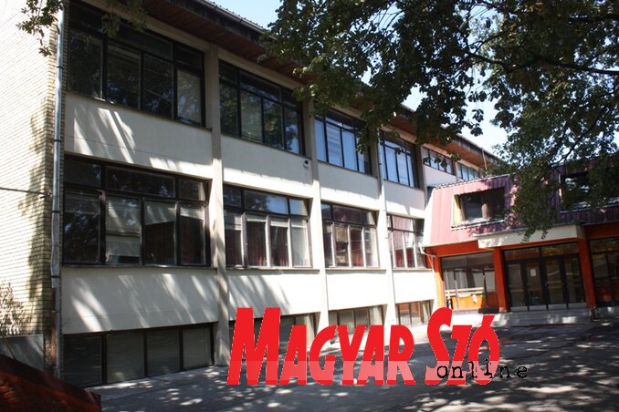 Felújítás előtt a pacséri általános iskola első emeleti és földszinti ablakai (Kazinczy Paszterkó Diana felvétele)