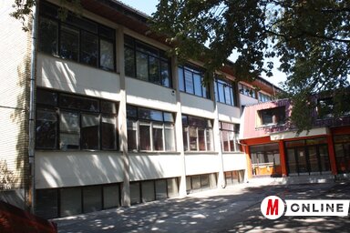 Felújítás előtt a pacséri általános iskola első emeleti és földszinti ablakai (Kazinczy Paszterkó Diana felvétele)