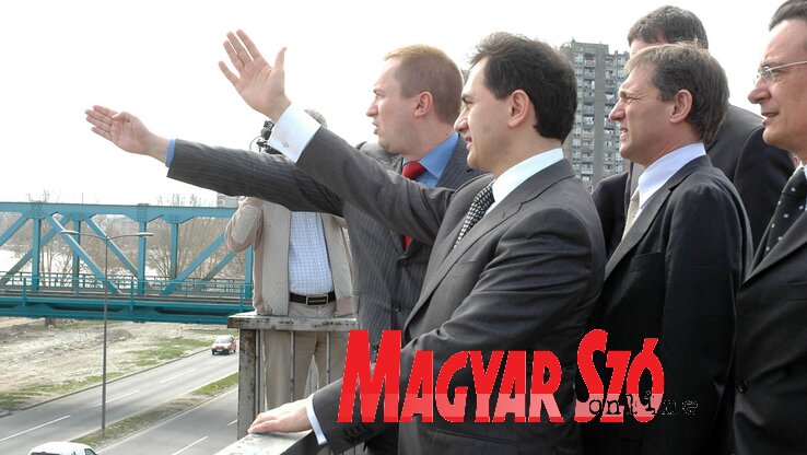 2011 januárjában még nagy volt a lendület: Božidar Đelić akkori kormányalelnök és Bojan Pajtić egykori tartományi kormányfő kézzel-lábbal magyaráznak a hátuk mögött kukucskáló Vincent Degert-nek, az EU volt belgrádi misszióvezetőjének, aki abban reményked 2011 januárjában még nagy volt a lendület: Božidar Đelić akkori kormányalelnök és Bojan Pajtić egykori tartományi kormányfő kézzel-lábbal magyaráznak a hátuk mögött kukucskáló Vincent Degert-nek, az EU volt belgrádi misszióvezetőjének, aki abban reményked