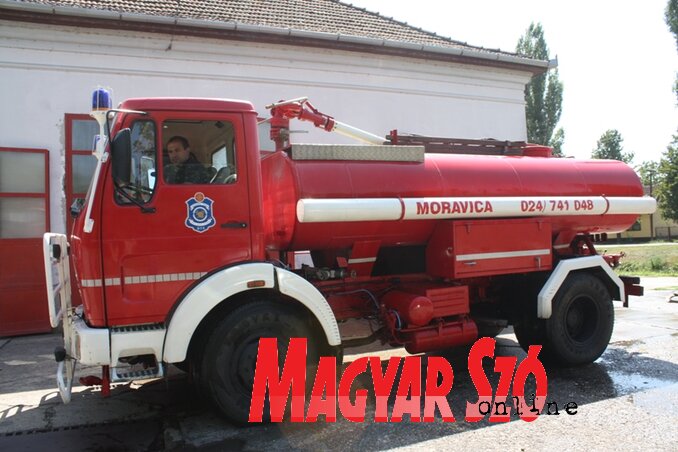 Nagy Simon parancsnok, az önkéntesek elnöke járatja a bácskossuthfalvi tűzoltóság kamionját (Kazinczy Paszterkó Diana felvétele)