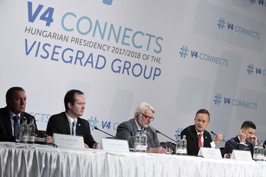 A résztvevők egy csoportja a sajtótájékoztatón: középen Witold Waszczykowsky, mellette Szijjártó Péter (Fotó: MTI)