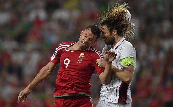 Szalai Ádám (b) és a lett Kaspars Gorkss a Magyarország - Lettország labdarúgó világbajnoki selejtezőmérkőzésen (MTI Fotó: Illyés Tibor)