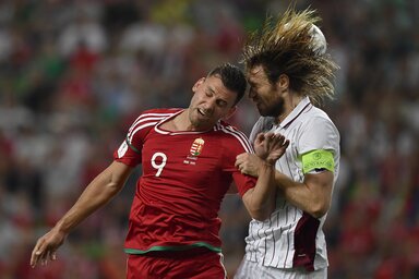 Szalai Ádám (b) és a lett Kaspars Gorkss a Magyarország - Lettország labdarúgó világbajnoki selejtezőmérkőzésen (MTI Fotó: Illyés Tibor)