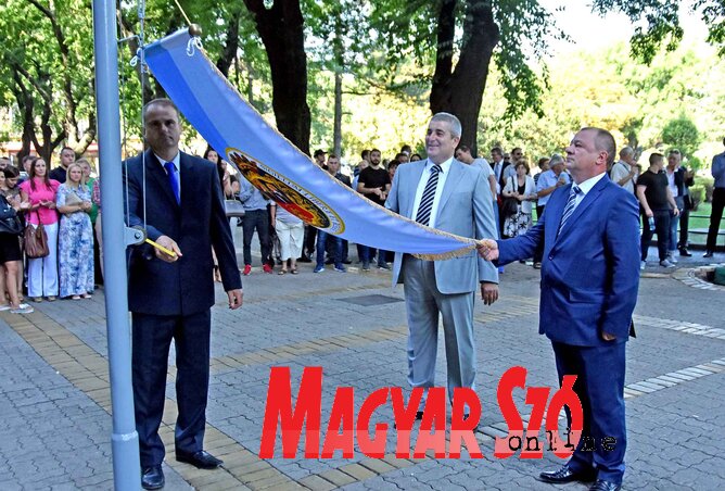 Ünnepélyes zászlófelvonás – Bogdan Laban és Bunford Tivadar (Fotó: Gergely Árpád)