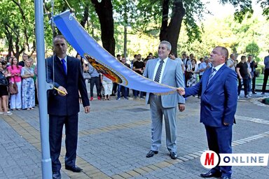 Ünnepélyes zászlófelvonás – Bogdan Laban és Bunford Tivadar (Fotó: Gergely Árpád)