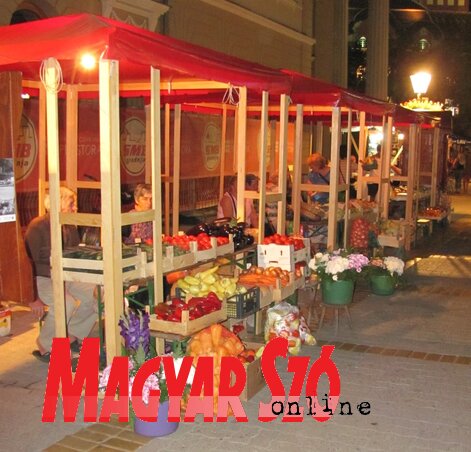 Éjszakai piac a korzón (Fotó: Paszterkó Erika)