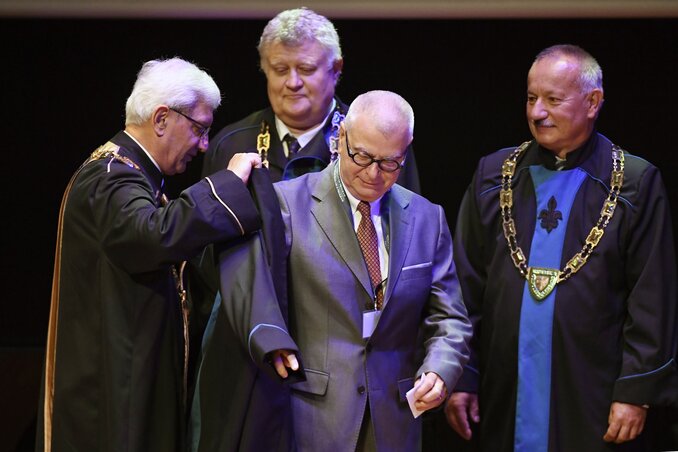 Bódis József díszdoktorrá avatja Buzsáki György agykutatót (Fotó: MTI)