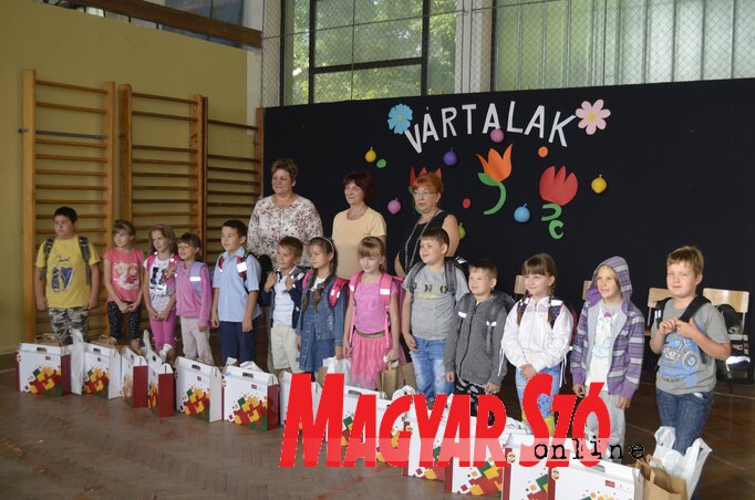 Csoportkép az elsős kisdiákok ünnepélyes csomagosztásáról (Herceg Elizabetta felvétele)