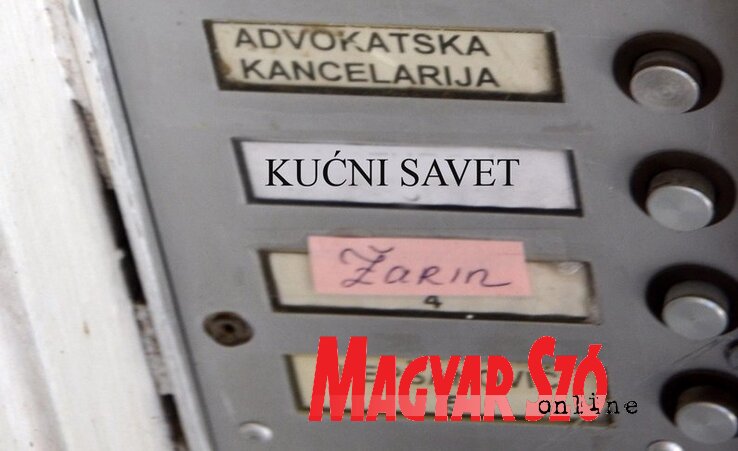 A lakótömbök többségében sebtében megválasztják az épület vezetőjét, hogy elkerüljék a további kiadásokat (Dávid Csilla felvétele) A lakótömbök többségében sebtében megválasztják az épület vezetőjét, hogy elkerüljék a további kiadásokat (Dávid Csilla felvétele)