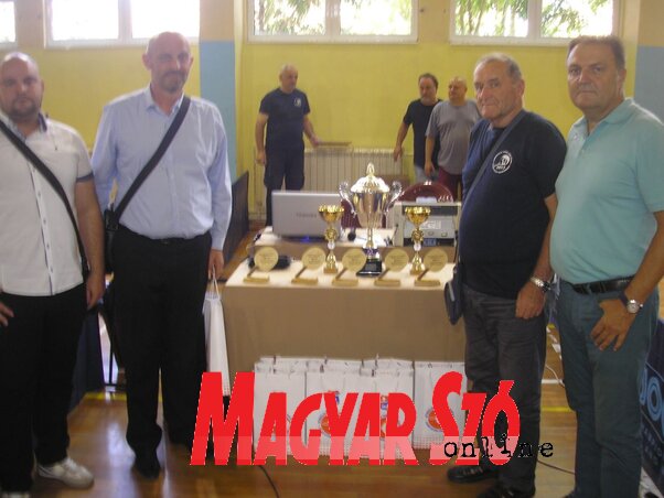 Kormányos Imre főszervező és Erdélyi Imre, a Csóka elnöke (jobbról) a tartományi asztalitenisz tisztségviselőivel Kormányos Imre főszervező és Erdélyi Imre, a Csóka elnöke (jobbról) a tartományi asztalitenisz tisztségviselőivel