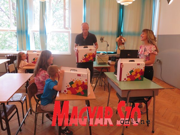 Antal Szilárd átadja az MNT beiskolázási ajándékcsomagjait (Stanyó Tóth Gizella felvétele)