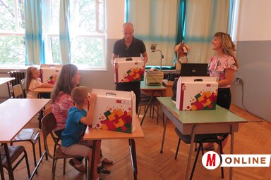Antal Szilárd átadja az MNT beiskolázási ajándékcsomagjait (Stanyó Tóth Gizella felvétele)