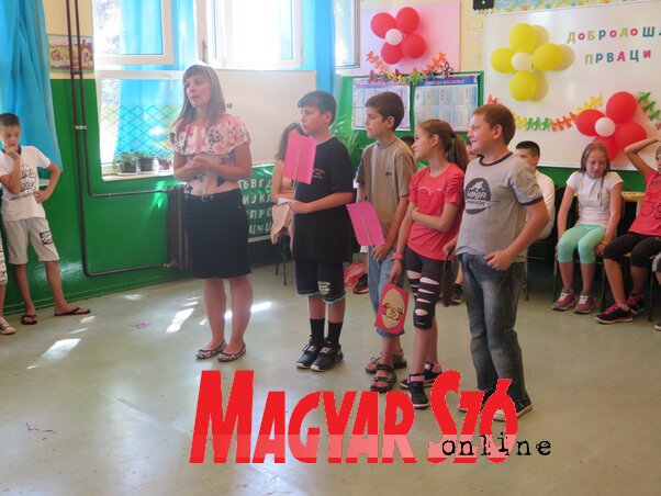 A kombinált tagozatosok köszöntik az elsősöket Bárdos Lívia tanítónővel (Stanyó Tóth Gizella felvétele)