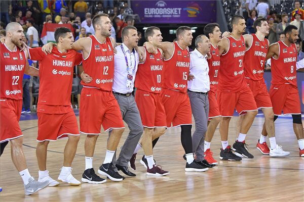 A győztes magyar csapat örül a férfi kosárlabda Európa-bajnokság C csoportjában játszott Románia - Magyarország mérkőzés végén (Fotó: MTI)