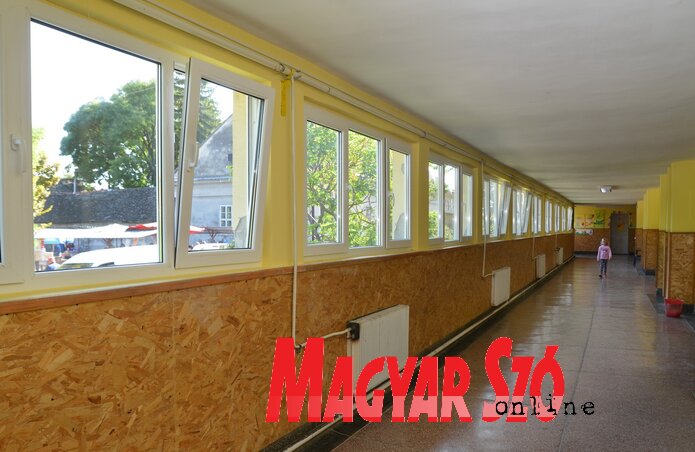 Új ablakok az iskola 56-os épületének folyosóján (Lakatos János felvétele)