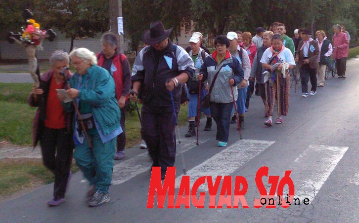 A gyalogos zarándokmenet Moholon (Csincsik Zsolt felvétele)