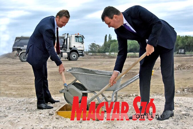 Épülhet az új gyár – Aldo Caminada és Igor Mirović (Fotó: Gergely Árpád)