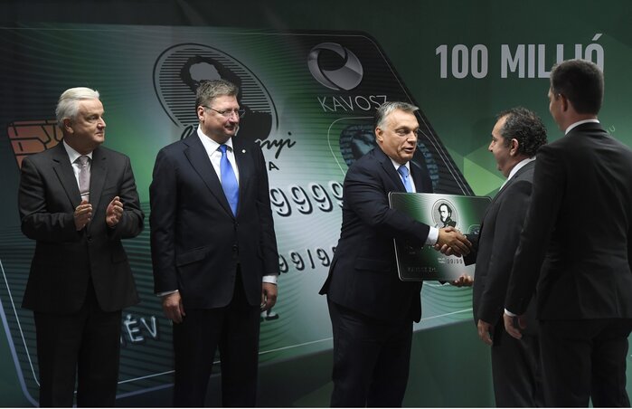 Orbán Viktor miniszterelnök átadja az első 100 milliós Széchenyi-kártya hiteligénylésért járó jubileumi kártyát Gál Csabának, a G-COM Hungary Kft. vezetőjének (Fotó: MTI)