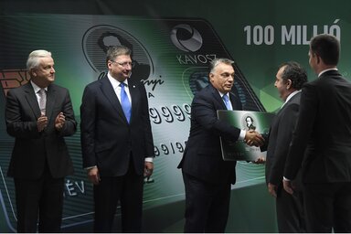 Orbán Viktor miniszterelnök átadja az első 100 milliós Széchenyi-kártya hiteligénylésért járó jubileumi kártyát Gál Csabának, a G-COM Hungary Kft. vezetőjének (Fotó: MTI)