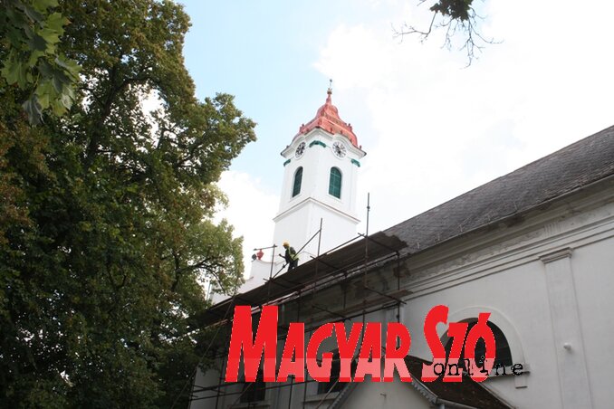 A napokban kerültek állványok a templomépület köré (Kazinczy Paszterkó Diana felvétele)