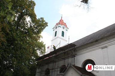 A napokban kerültek állványok a templomépület köré (Kazinczy Paszterkó Diana felvétele)