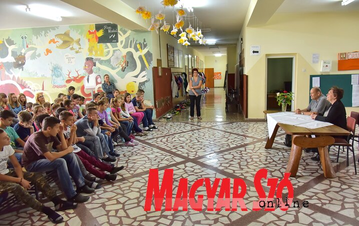 Rakovszky Zsuzsa és Balogh István az oromi Arany János iskolában Rakovszky Zsuzsa és Balogh István az oromi Arany János iskolában