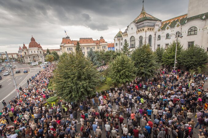 Ezrek tüntettek szerdán a katolikus gimnáziumért Marosvásárhelyen (Fotó: MTI)