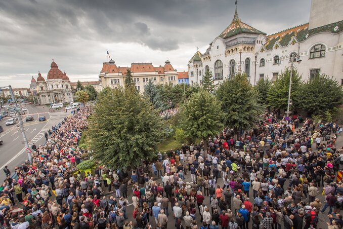 Ezrek tüntettek szerdán a katolikus gimnáziumért Marosvásárhelyen (Fotó: MTI) Ezrek tüntettek szerdán a katolikus gimnáziumért Marosvásárhelyen (Fotó: MTI)