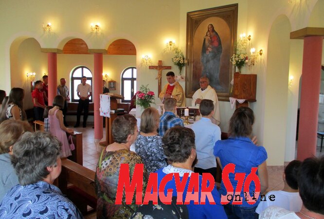 A szentmisére megtelt a templom (Kecskés István) A szentmisére megtelt a templom (Kecskés István)